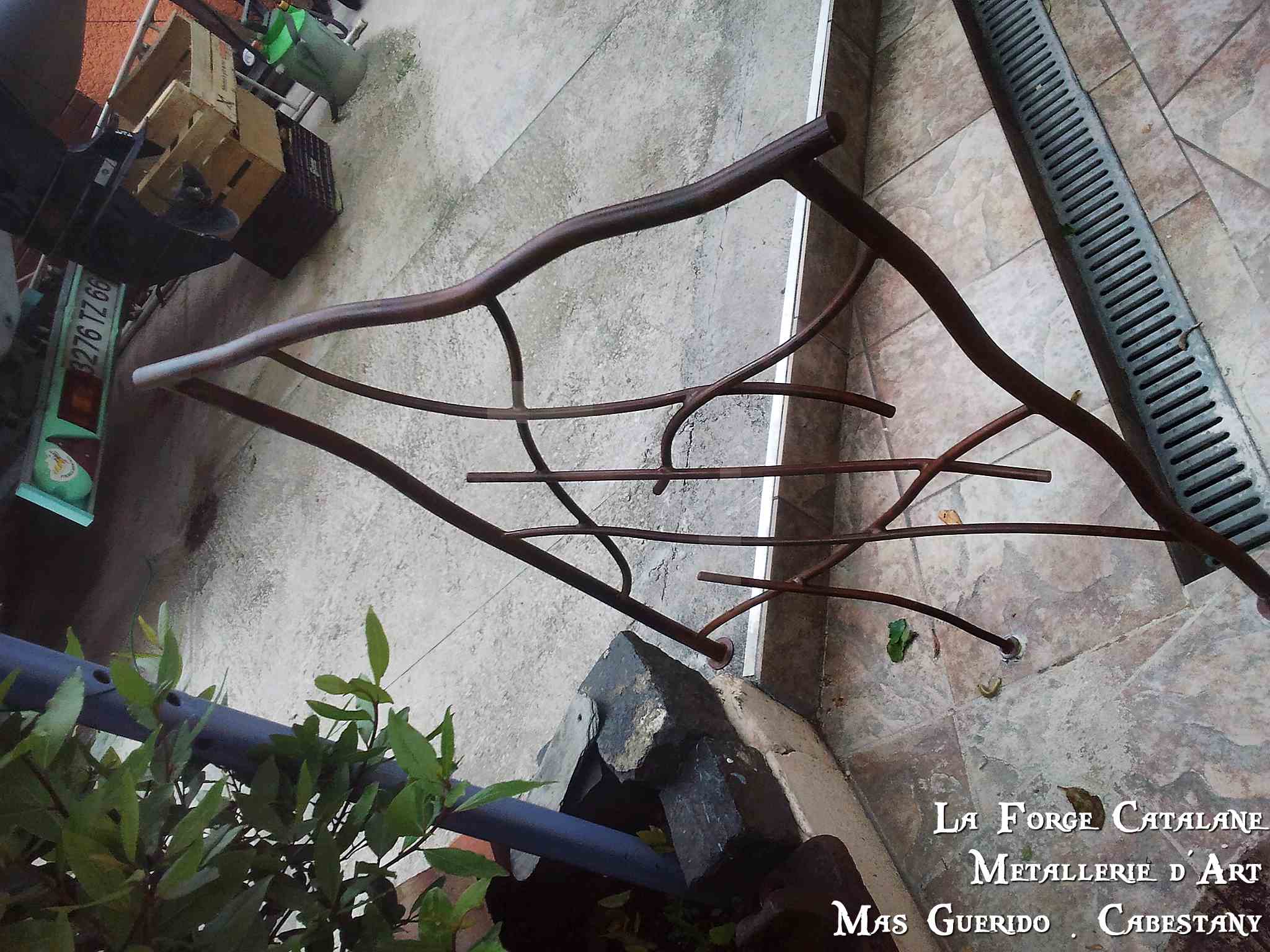 Rampant main courante lisses entremelees effet tordu  forge catalane.jpg